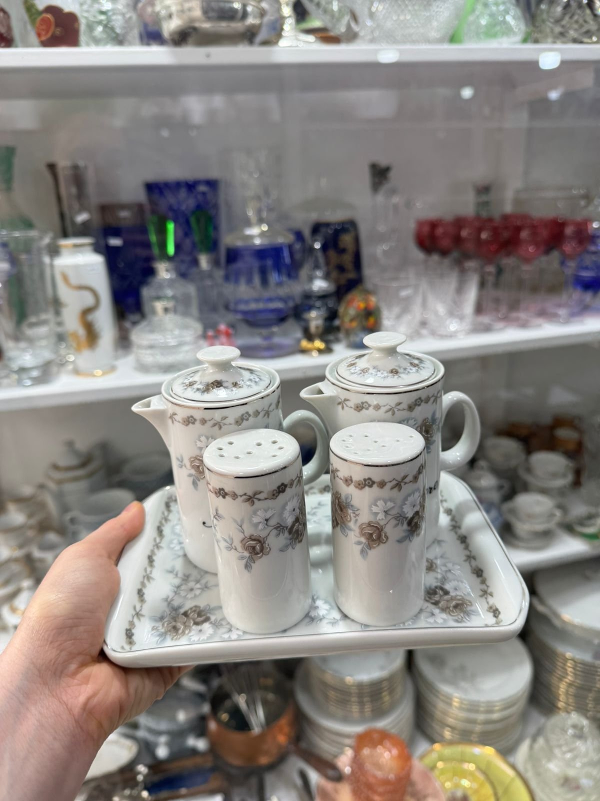 Set de aceitera, vinagrera, salero, pimentero con la fuente de porcelana