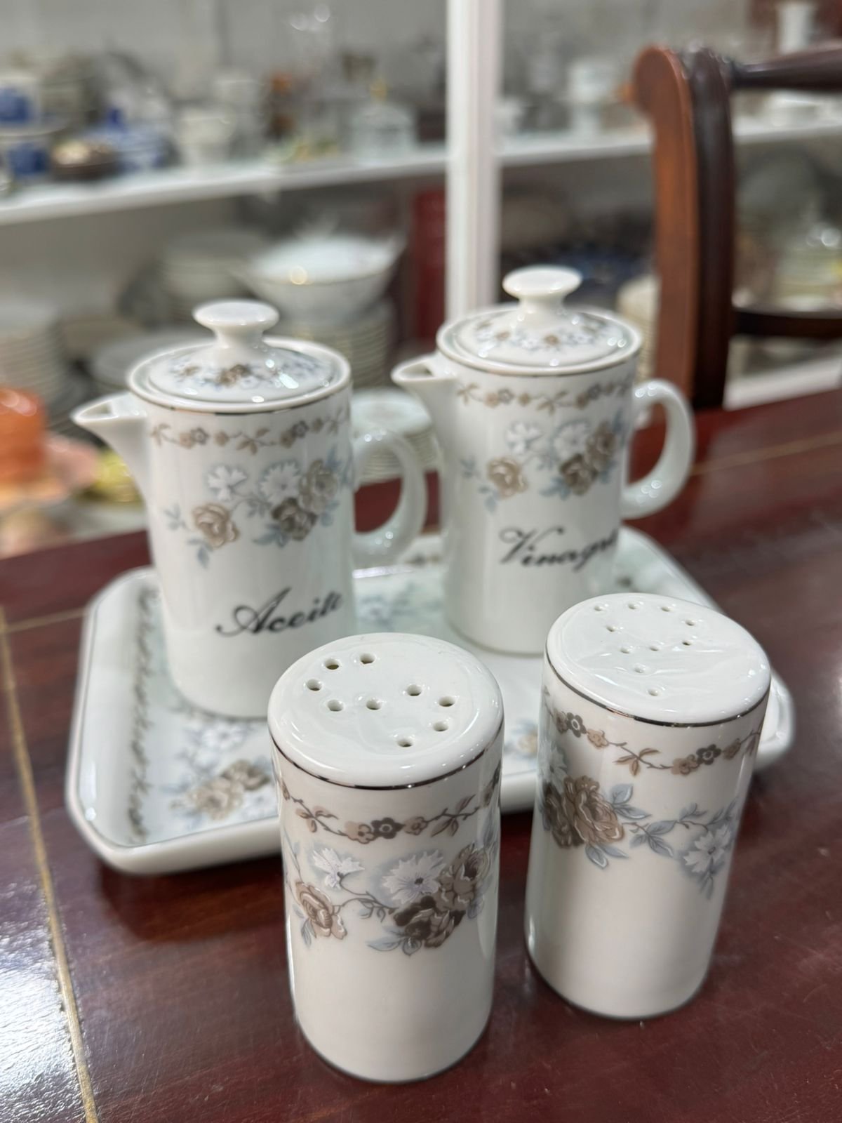 Set de aceitera, vinagrera, salero, pimentero con la fuente de porcelana - Image 3