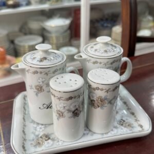 Set de aceitera, vinagrera, salero, pimentero con la fuente de porcelana