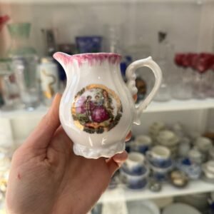 Lechera porcelana escena galante