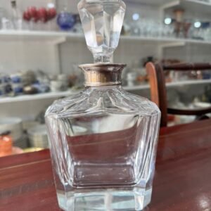 Exquisito botellón de cristal con el pico en platería