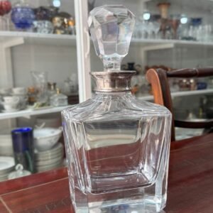 Exquisito botellón de cristal con el pico en platería