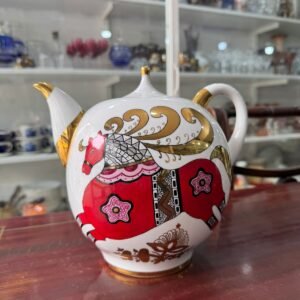 Tetera de porcelana rusa de San Petersburgo, Familia El Caballo Rojo Porcelana pintada a mano Hecho en la URSS
