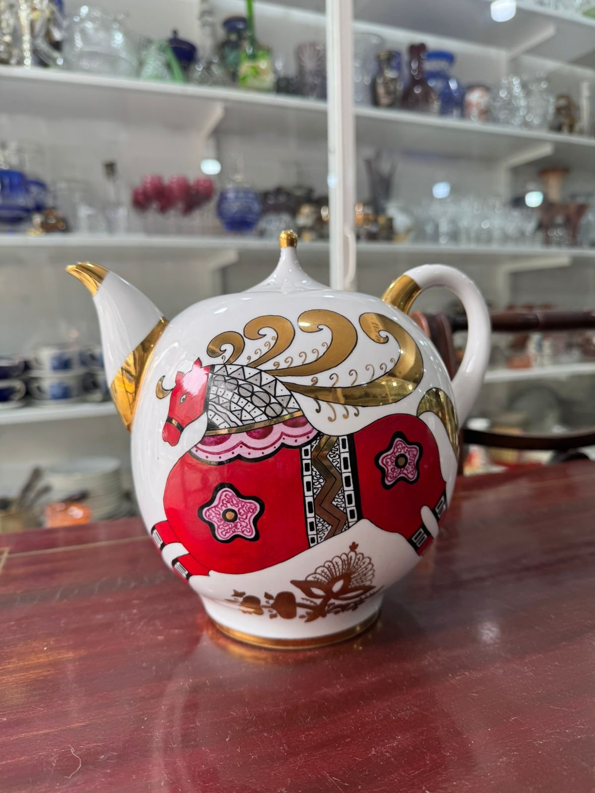 Tetera de porcelana rusa de San Petersburgo, Familia El Caballo Rojo Porcelana pintada a mano Hecho en la URSS - Image 2