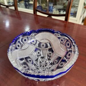 Gran centro de mesa de cristal súper tallado azul checoslovaco