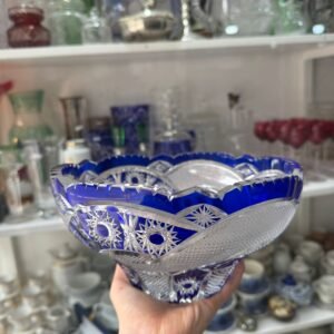 Gran centro de mesa de cristal súper tallado azul checoslovaco