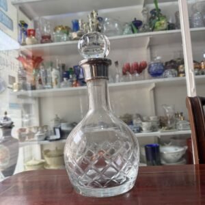 Botellón de cristal tallado con pico en platería