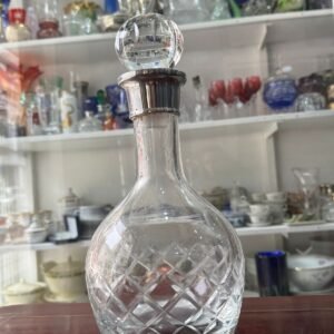 Botellón de cristal tallado con pico en platería