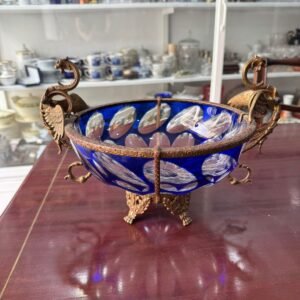 Centro de mesa de cristal súper tallado con monturas de bronce