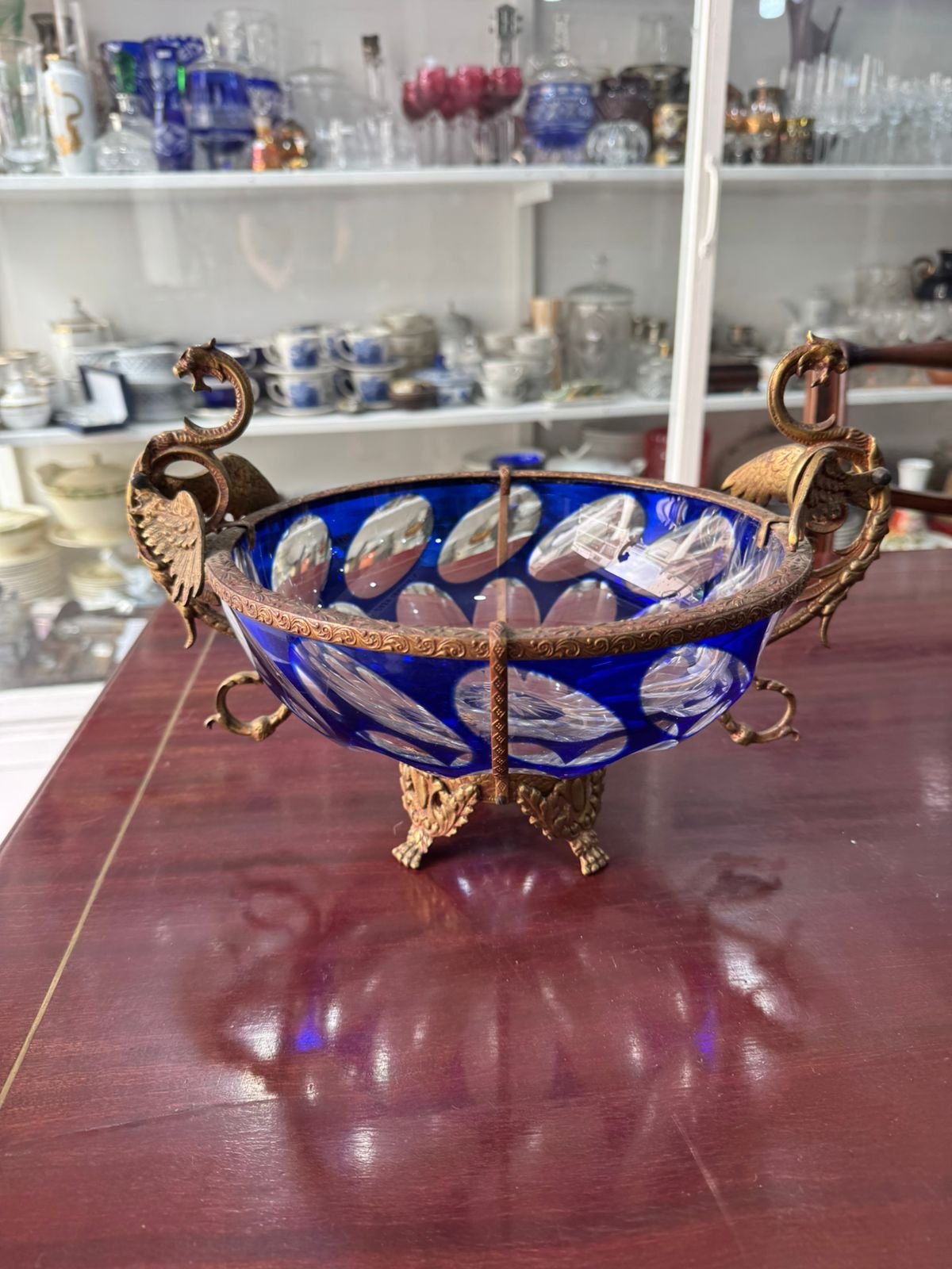 Centro de mesa de cristal súper tallado con monturas de bronce