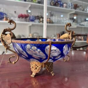 Centro de mesa de cristal súper tallado con monturas de bronce