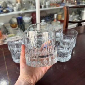 Hielera con 6 vasos de cristal tallado para whisky