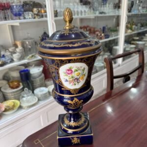 Potiche azul cobalto pintada a mano con oro