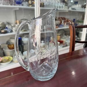 Jarra de vidrio tallada