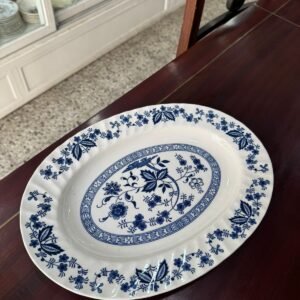 Fuente oval blanca y azul