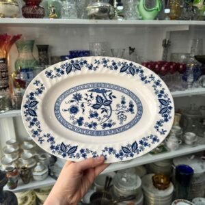 Fuente oval blanca y azul