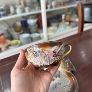 Dúo de té porcelana japonesa pintada a mano con dragones en relieve
