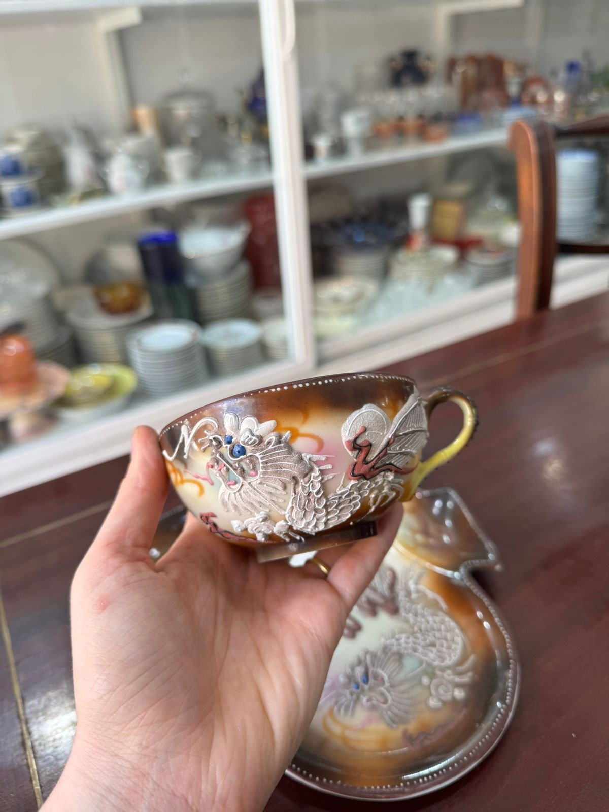 Dúo de té porcelana japonesa pintada a mano con dragones en relieve - Image 2