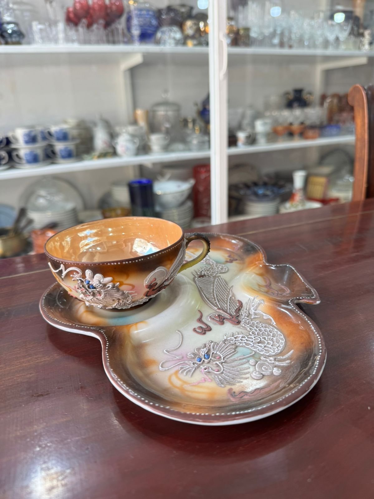 Dúo de té porcelana japonesa pintada a mano con dragones en relieve - Image 3