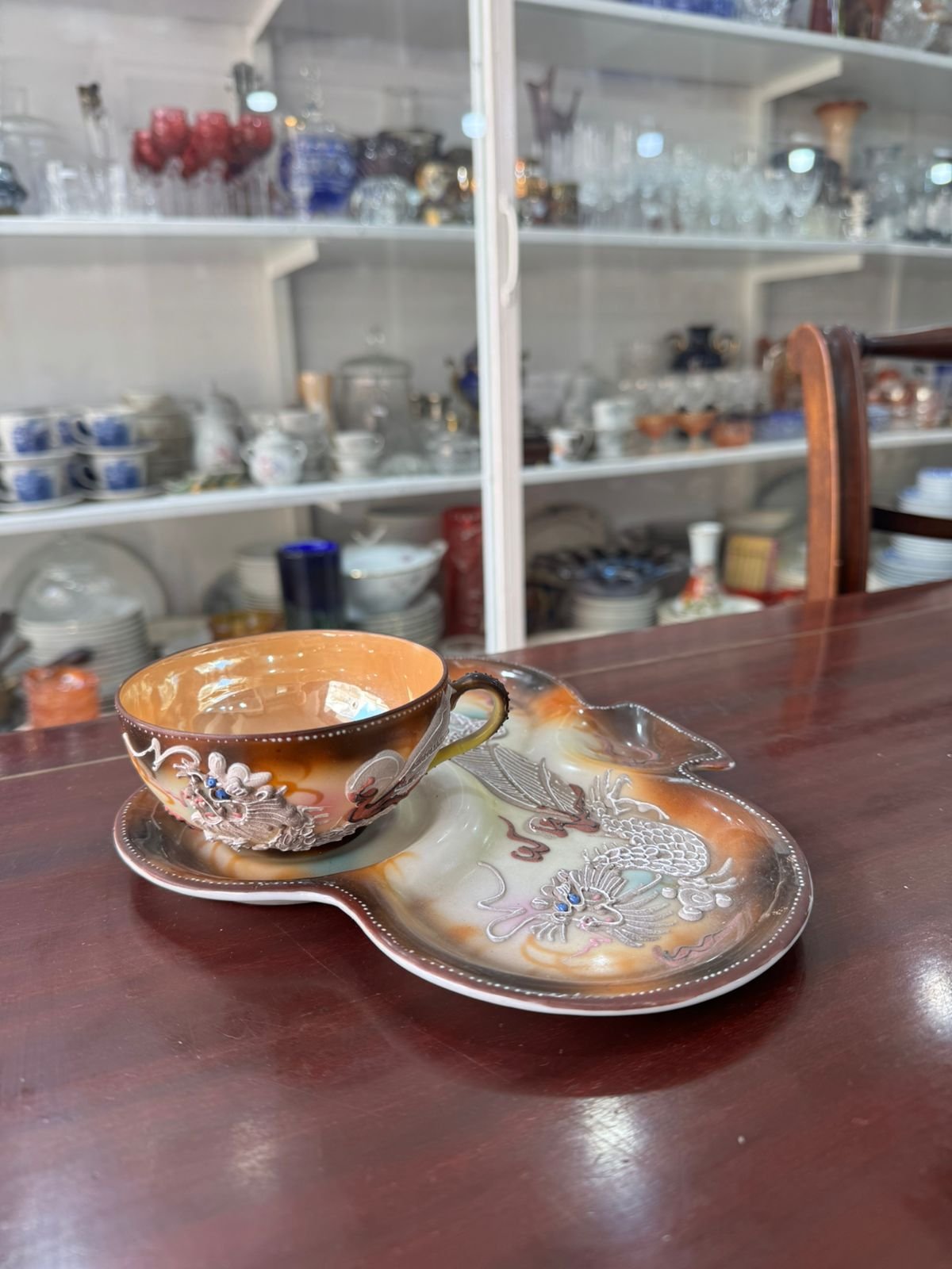 Dúo de té porcelana japonesa pintada a mano con dragones en relieve - Image 4