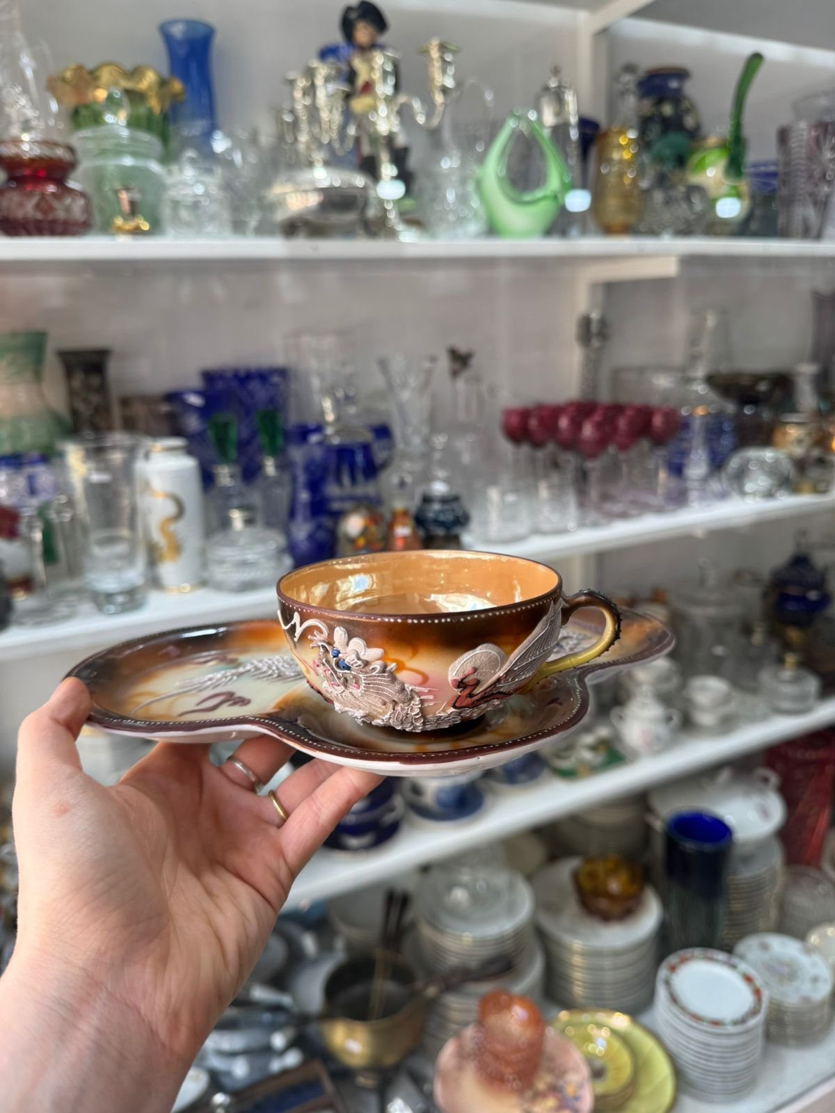 Dúo de té porcelana japonesa pintada a mano con dragones en relieve