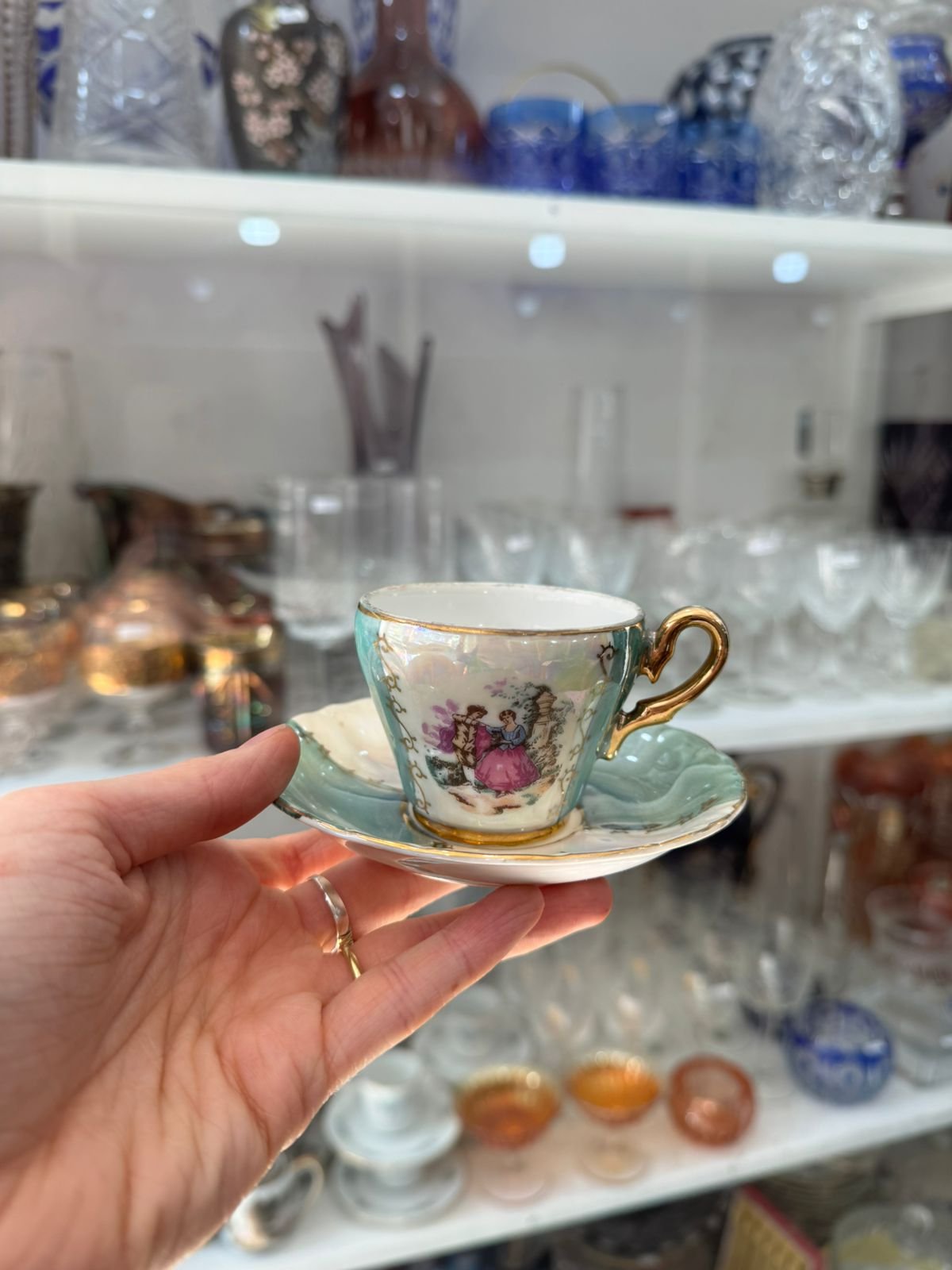 Dúo de café porcelana japonesa tornasol con escenas galantes