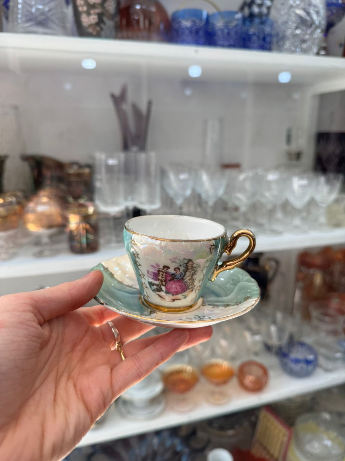 Dúo de café porcelana japonesa tornasol con escenas galantes - Image 3