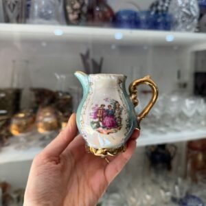 Lechera porcelana japonesa tornasol con escenas galantes