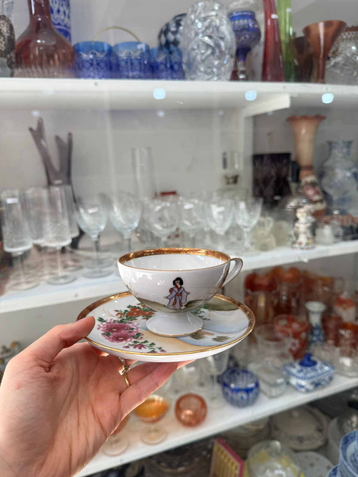 Dúo de té porcelana tsuji pintada a mano con oro con geishas - Image 2