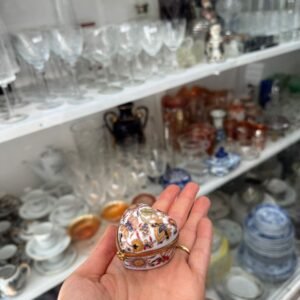 Pastillero o cofre de porcelana