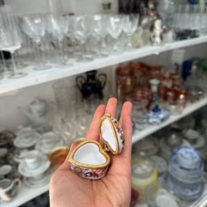 Pastillero o cofre de porcelana