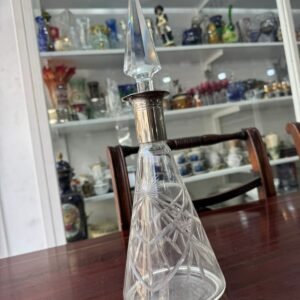 Botellón de cristal tallado con pico metálico