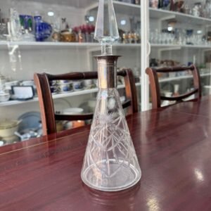 Botellón de cristal tallado con pico metálico