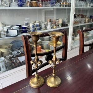 Par de candelabros de bronce