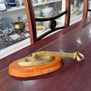 Rompe nueces de bronce