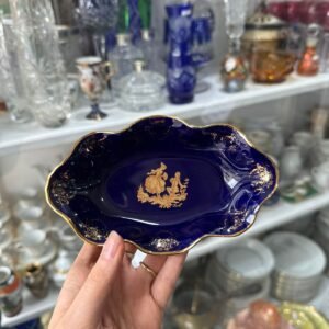 Despojador porcelana LIMOGES azul cobalto con oro con escena galante