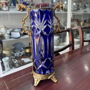 Exquisito florero de cristal súper tallado azul con monturas de bronce