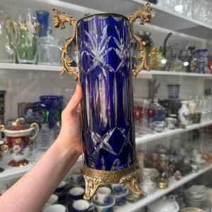 Exquisito florero de cristal súper tallado azul con monturas de bronce