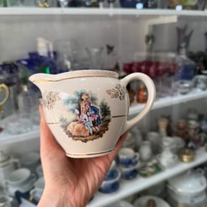 Lechera con escena galante