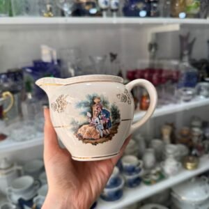 Lechera con escena galante