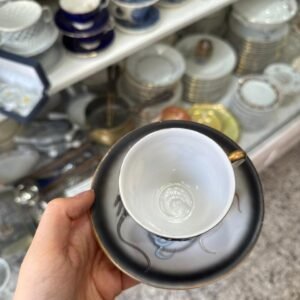 Dúo de café porcelana japonesa dragones en relieve – se ve a la geisha en el fondo de la taza