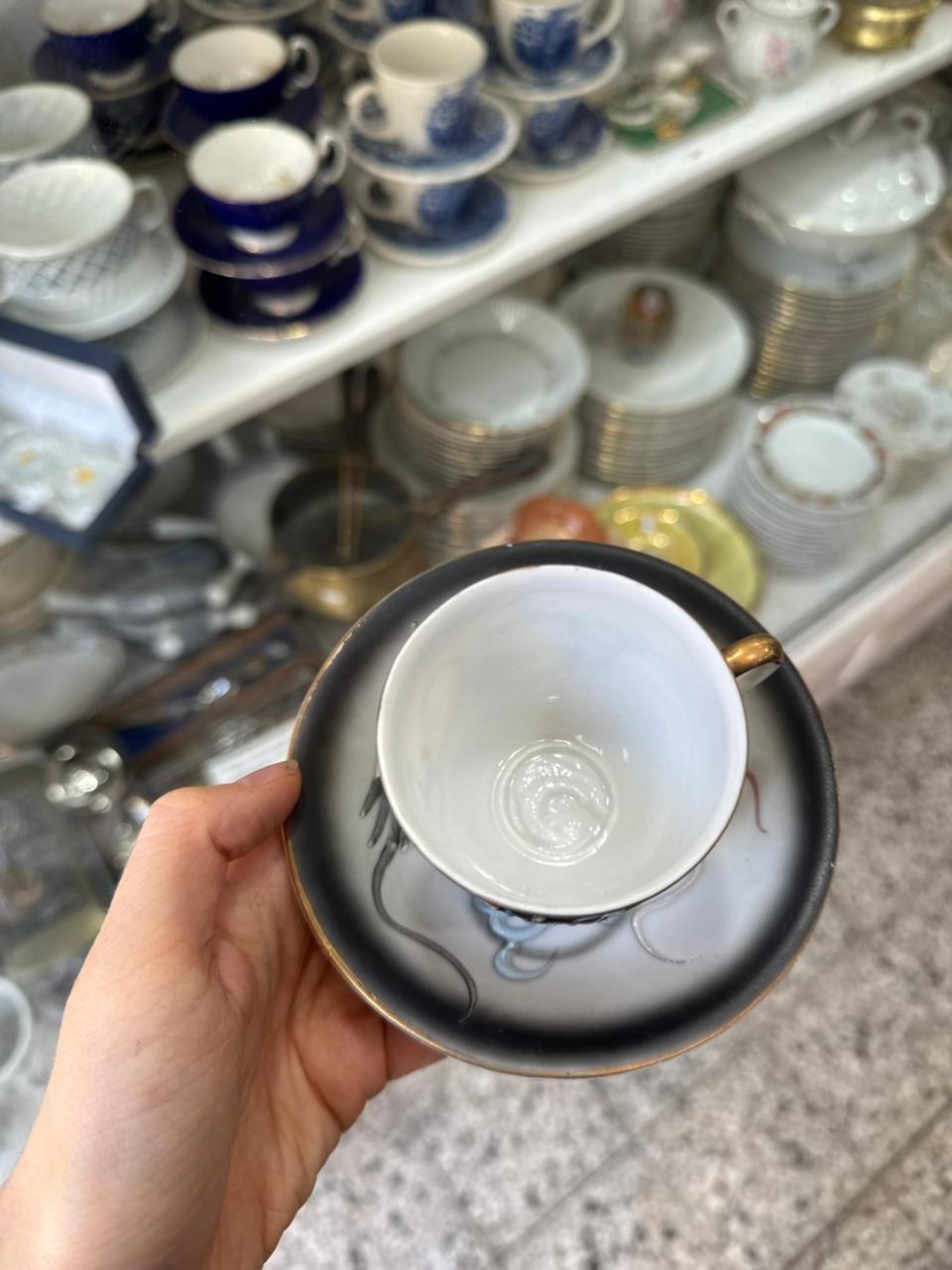 Dúo de café porcelana japonesa dragones en relieve - se ve a la geisha en el fondo de la taza - Image 2