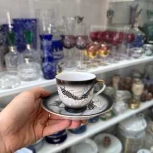 Dúo de café porcelana japonesa dragones en relieve – se ve a la geisha en el fondo de la taza