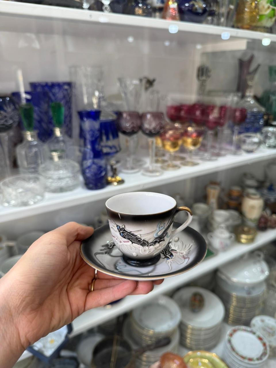 Dúo de café porcelana japonesa dragones en relieve - se ve a la geisha en el fondo de la taza - Image 3