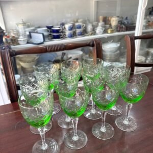 Juego de 11 copas de cristal tallado verde