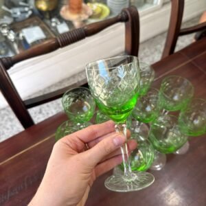 Juego de 11 copas de cristal tallado verde