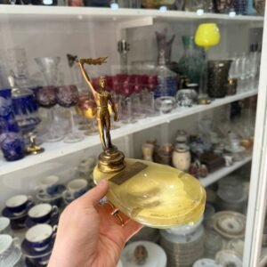 Cenicero de marmol con figura de bronce