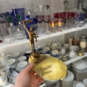 Cenicero de marmol con figura de bronce