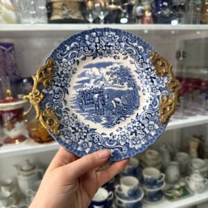 Bombonera inglesa con patitas de y asas de bronce