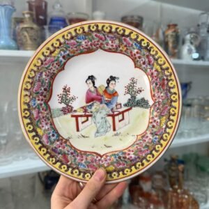 Plato porcelana oriental pintado a mano con geishas